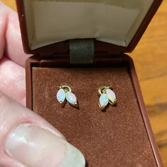 10 Karat gold post earrings with dainty little white fire opal stones - Picture 13 of 16